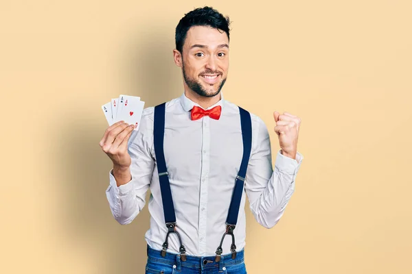 Spanyol Férfi Szakállal Kezében Póker Kártyák Sikoltozik Büszke Ünnepli Győzelem — Stock Fotó