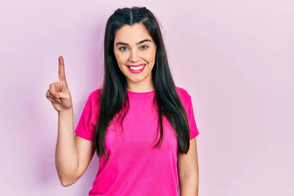 Junges Hispanisches Mädchen Lässigem Rosa Shirt Das Mit Finger Nummer — Stockfoto