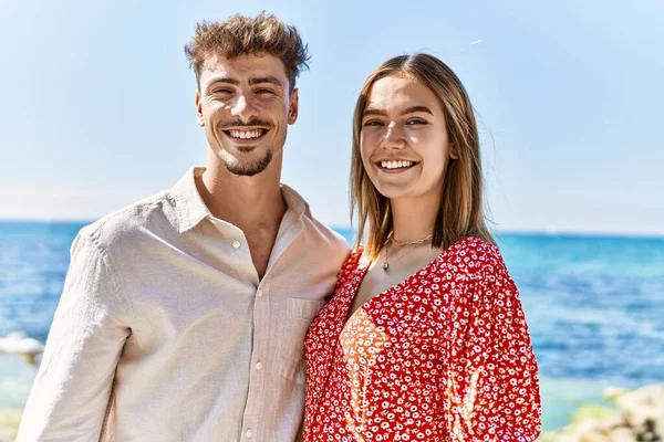 Jong Hispanic Paar Vakantie Glimlachend Gelukkig Knuffelen Het Strand — Stockfoto