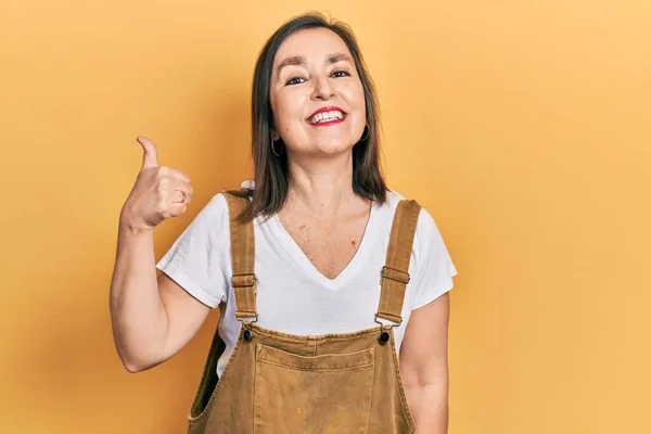 Hispanische Frau Mittleren Alters Lässiger Kleidung Die Glücklich Und Positiv — Stockfoto