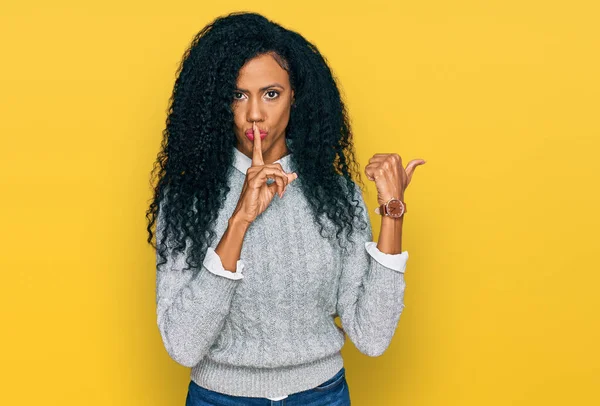 Mulher Afro Americana Meia Idade Vestindo Roupas Casuais Pedindo Para — Fotografia de Stock