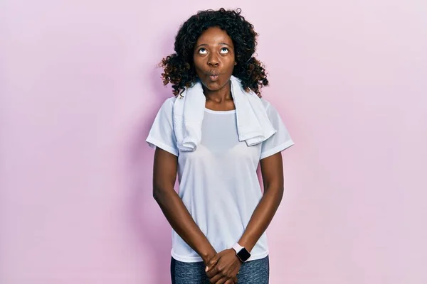 Mujer Afroamericana Joven Con Ropa Deportiva Toalla Haciendo Cara Pez —  Fotos de Stock