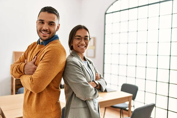 Dois Empresários Sorrindo Feliz Com Braços Cruzados Gesto Escritório — Fotografia de Stock