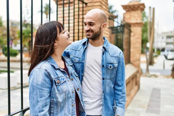 Joven Pareja Hispana Sonriendo Feliz Pie Ciudad —  Fotos de Stock