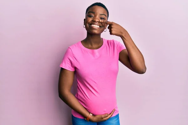 Jovem Afro Americana Esperando Bebê Tocando Barriga Grávida Apontando Com — Fotografia de Stock