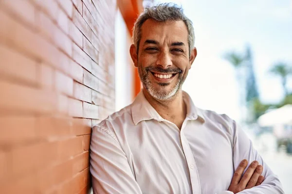 Homem Cabelos Grisalhos Meia Idade Sorrindo Feliz Com Braços Cruzados — Fotografia de Stock