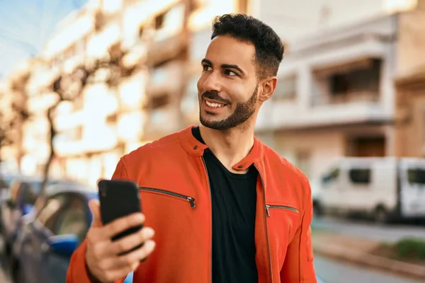 Ung Latinamerikansk Man Ler Glad Med Smartphone Stan — Stockfoto