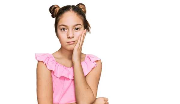 Hermosa Niña Morena Con Camisa Rosa Verano Pensando Que Cansada —  Fotos de Stock