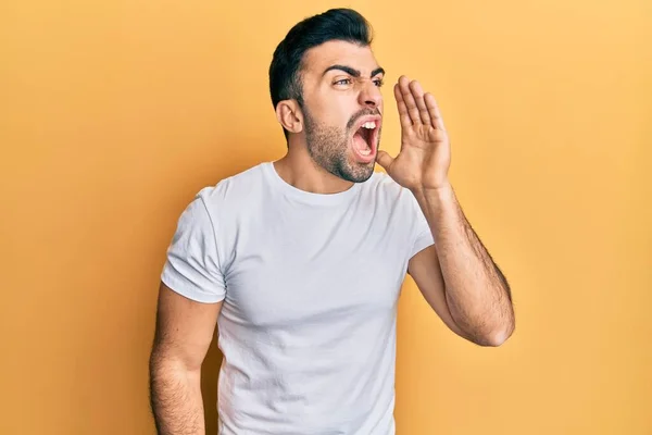 Jovem Hispânico Vestindo Camisa Branca Casual Gritando Gritando Alto Para — Fotografia de Stock