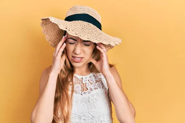 Giovane Donna Caucasica Indossa Cappello Estivo Con Mano Sulla Testa — Foto Stock