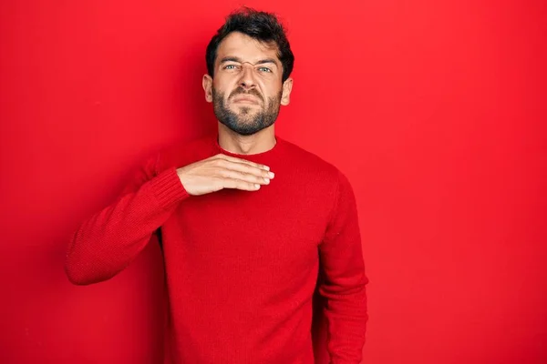 Hombre Guapo Con Barba Vistiendo Suéter Rojo Casual Cortando Garganta —  Fotos de Stock