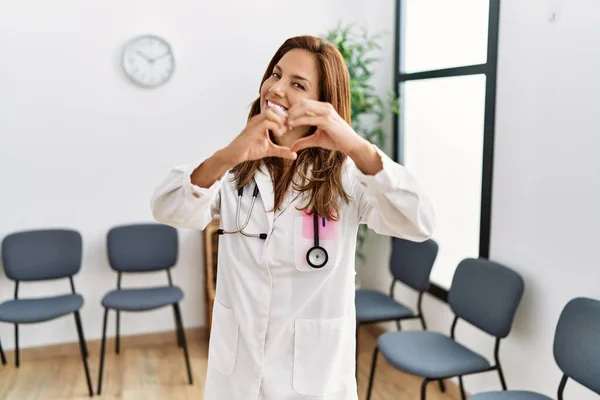 Médico Hispano Mediana Edad Mujer Sala Espera Sonriendo Amor Mostrando —  Fotos de Stock