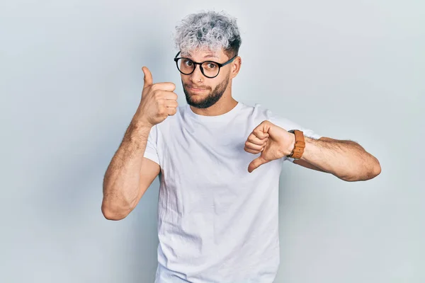 Modern Boyalı Saçlı Beyaz Tişörtlü Gözlüklü Baş Parmak Hareketi Yapan — Stok fotoğraf