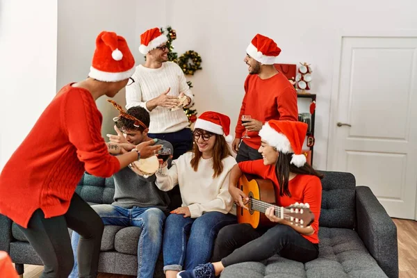 Gruppo Giovani Che Festeggiano Natale Cantando Canti Natalizi Casa — Foto Stock