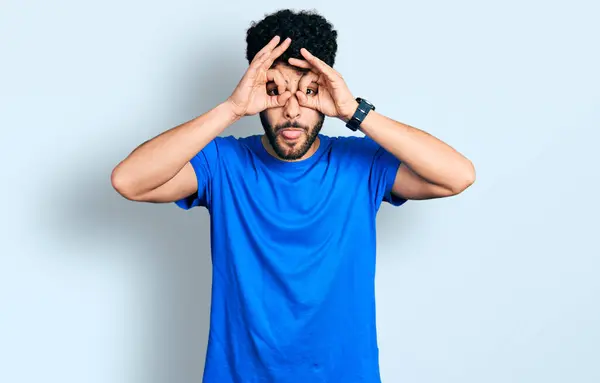 Jeune Homme Arabe Barbu Portant Shirt Bleu Décontracté Faisant Geste — Photo