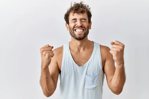 Joven Hombre Guapo Pie Sobre Fondo Aislado Emocionado Por Éxito — Foto de Stock