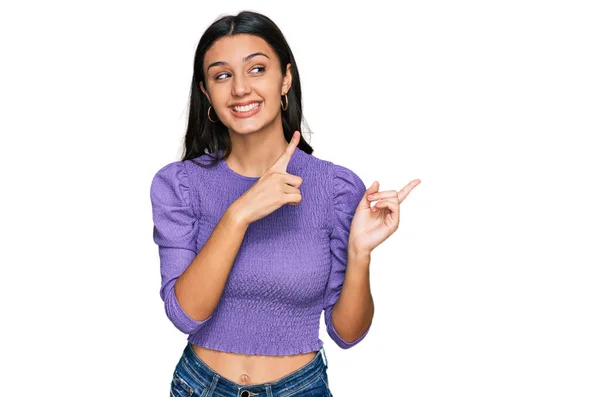 Menina Hispânica Jovem Vestindo Roupas Casuais Sorrindo Olhando Para Câmera — Fotografia de Stock