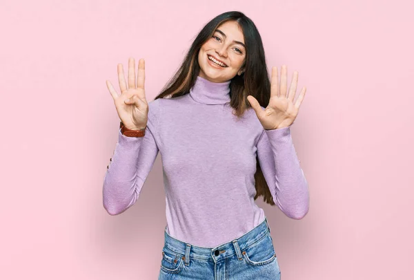 Młoda Piękna Nastolatka Dziewczyna Nosi Sweter Turtleneck Pokazując Wskazując Palcem — Zdjęcie stockowe