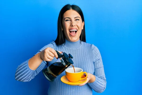 Hermosa Mujer Morena Sosteniendo Cafetera Francesa Vertiendo Café Taza Sonriendo —  Fotos de Stock