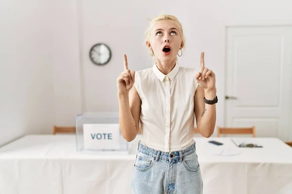 Bella Donna Caucasica Piedi Votando Scheda Elettorale Sala Elettorale Stupito — Foto Stock