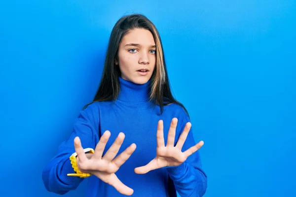 Ung Brunett Flicka Bär Polotröja Gör Stop Gest Med Händerna — Stockfoto