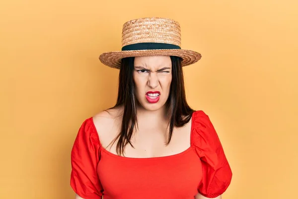 Mulher Hispânica Jovem Usando Chapéu Verão Cético Nervoso Franzindo Testa — Fotografia de Stock