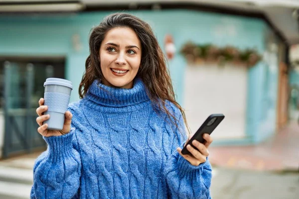 Ung Latinamerikansk Kvinna Använder Smartphone Dricka Kaffe Staden — Stockfoto