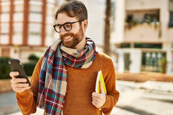 Jonge Blanke Man Met Baard Met Behulp Van Smartphone Buiten — Stockfoto