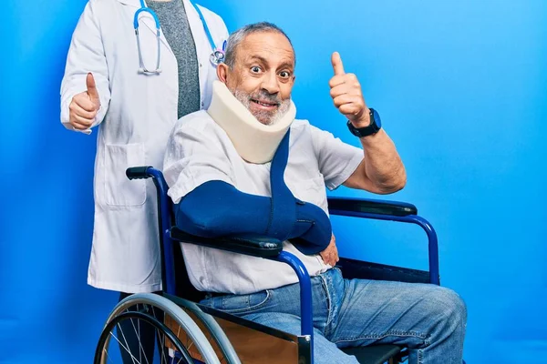 Hombre Mayor Guapo Con Barba Sentado Silla Ruedas Con Cuello — Foto de Stock