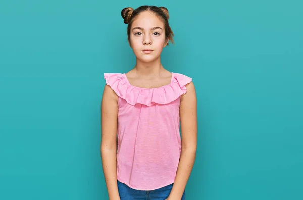 Mooi Brunette Klein Meisje Draagt Zomer Roze Shirt Met Serieuze — Stockfoto