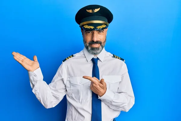 Uomo Mezza Età Con Barba Capelli Grigi Indossa Uniforme Pilota — Foto Stock