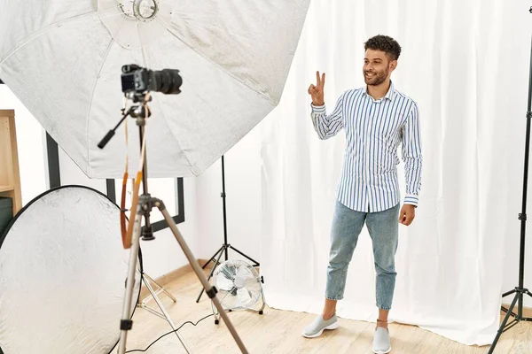 Arabische Jongeman Die Zich Voordeed Als Model Fotostudio Glimlachend Naar — Stockfoto