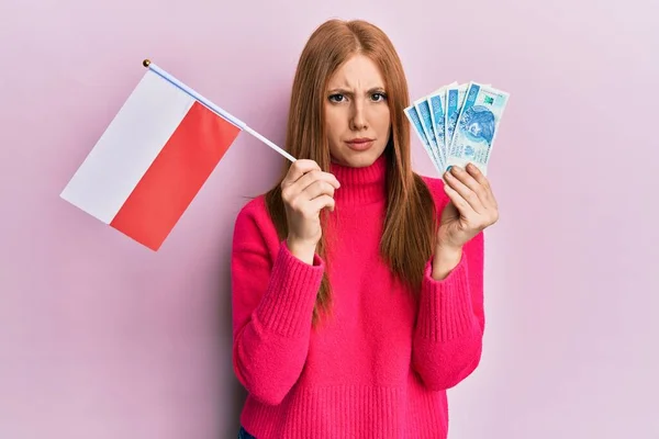 Jonge Ierse Vrouw Met Poland Vlag Zloty Bankbiljetten Sceptisch Nerveus — Stockfoto