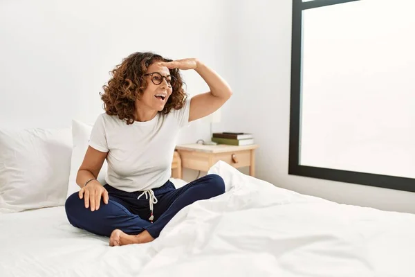 Mulher Hispânica Meia Idade Sentada Cama Casa Muito Feliz Sorrindo — Fotografia de Stock