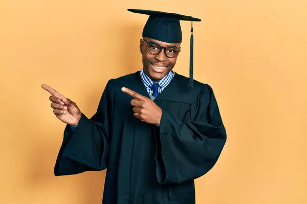 Молодий Афроамериканець Одягнений Випускний Кашкет Церемоніальне Вбрання Посміхається Дивиться Камеру — стокове фото