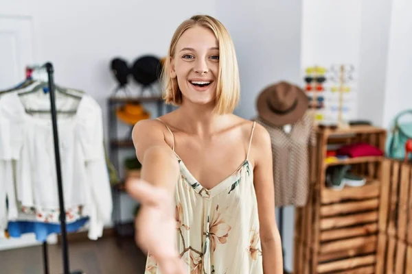 Giovane Donna Caucasica Negozio Dettaglio Sorridente Amichevole Offrendo Stretta Mano — Foto Stock