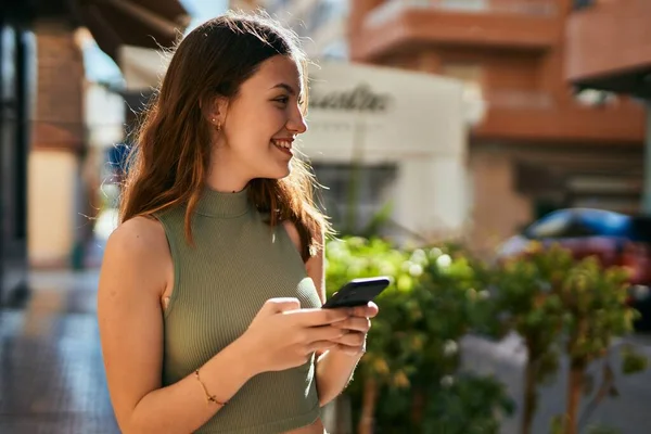 코카서스 소녀는 도시에서 스마트폰으로 행복하게 — 스톡 사진