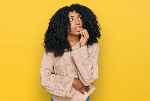 Fiatal Afro Amerikai Lány Alkalmi Ruhát Visel Stresszesnek Idegesnek Tűnik — Stock Fotó