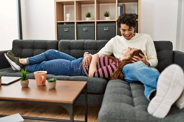 Pareja Joven Sonriendo Feliz Relajado Sentado Sofá Casa — Foto de Stock