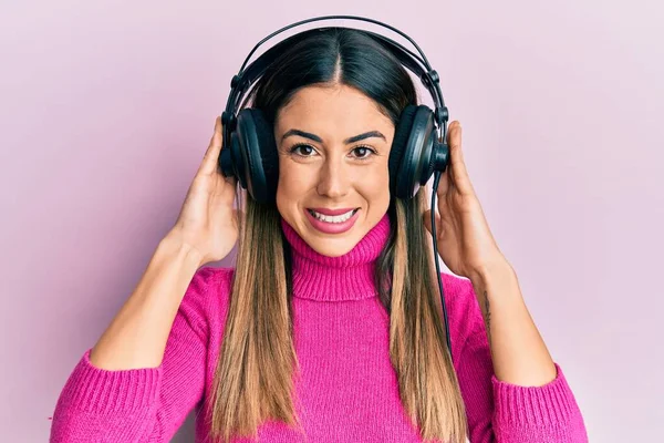 Genç Spanyol Kadın Müzik Dinliyor Kulaklık Takıyor Olumlu Mutlu Görünüyor — Stok fotoğraf