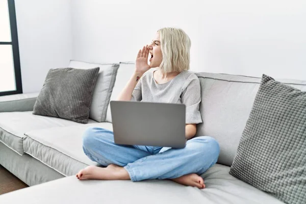 Genç Beyaz Bir Kadın Evinde Dizüstü Bilgisayar Kullanıyor Kanepede Oturuyor — Stok fotoğraf