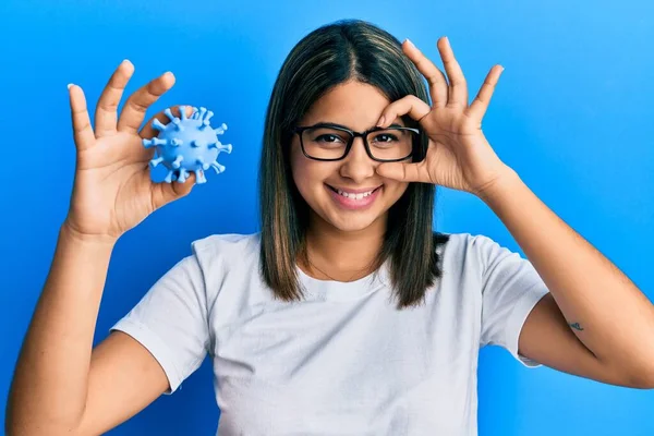 Jong Latijn Vrouw Houden Virus Speelgoed Glimlachen Gelukkig Doen Teken — Stockfoto