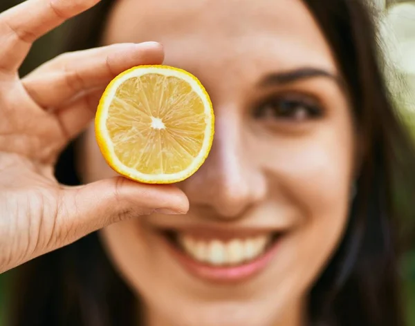 Ung Latinamerikansk Kvinna Ler Glad Håller Skiva Citron Över Öga — Stockfoto