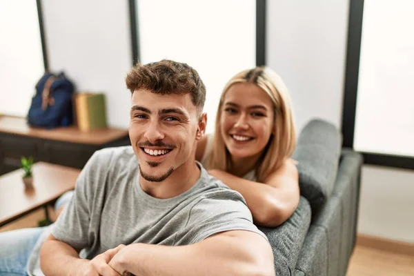 Jong Kaukasisch Paar Glimlachen Gelukkig Zitten Bank Thuis — Stockfoto