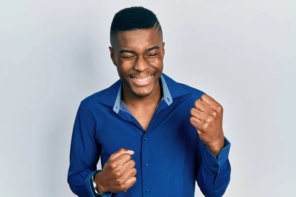 Fiatal Afro Amerikai Férfi Alkalmi Ruhát Visel Ünneplő Meglepett Csodálkozott — Stock Fotó