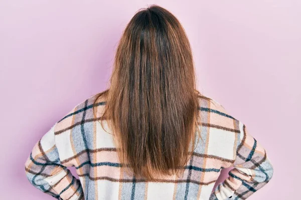 Jong Kaukasisch Meisje Dragen Casual Kleding Staan Achteruit Weg Kijken — Stockfoto