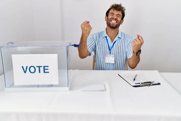 Młody Przystojny Mężczyzna Wyborach Politycznych Siedzi Głosowaniu Bardzo Szczęśliwy Podekscytowany — Zdjęcie stockowe