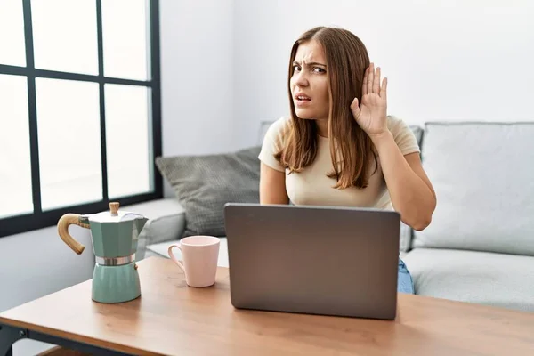 Giovane Donna Bruna Che Utilizza Computer Portatile Casa Bevendo Una — Foto Stock