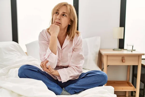 Middle Age Caucasian Woman Wearing Pajama Sitting Bed Looking Stressed — Stock Photo, Image