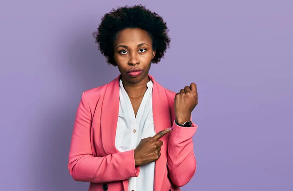 Afrikai Amerikai Afro Haj Visel Üzleti Kabát Sietve Mutatva Nézni — Stock Fotó